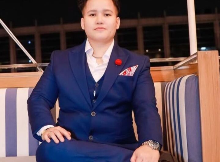 Direktur Ade Ratnasari