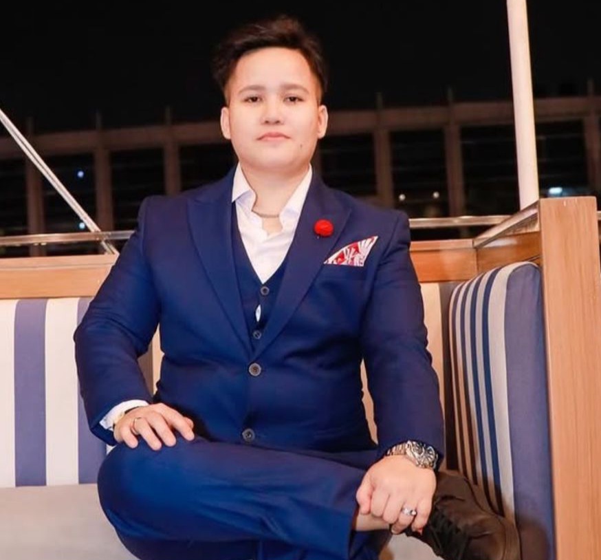 Direktur Ade Ratnasari