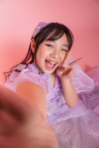 Nuansa Sakura Warnai MV “Aku Bahagia” Etenia Croft, Ajak Penonton Rayakan Kebahagiaan Sejati