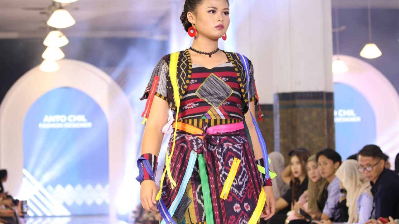 Aurora, Model Remaja 14 Tahun Bersinar di Indonesia Fashion Runway Museum Mandiri