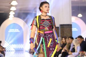 Aurora, Model Remaja 14 Tahun Bersinar di Indonesia Fashion Runway Museum Mandiri